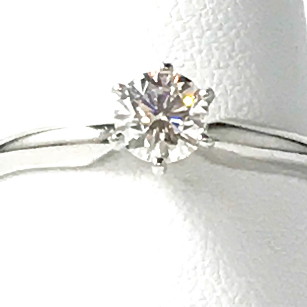 Beautiful real diamond ring in 14K white gold
