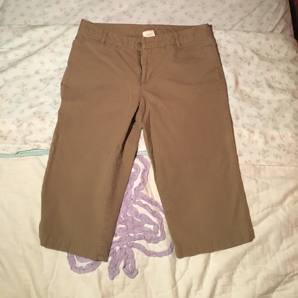 Gap khaki capris. Great shape