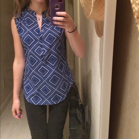 NEW YORK & COMPANY Cute Blue Top - Picture 2 of 4