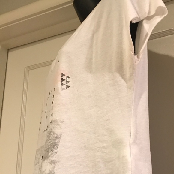 Free Add-on! Hollister Geometric Graphic Tee G1 - Picture 3 of 3