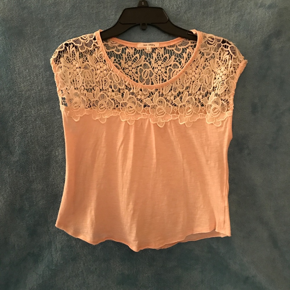 Adorable Lace Peach Short Sleeve Shirt Like New!