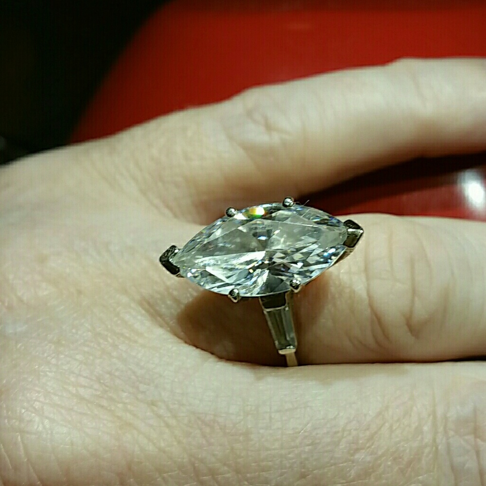 Stunning! 14k White Gold Engagement Ring