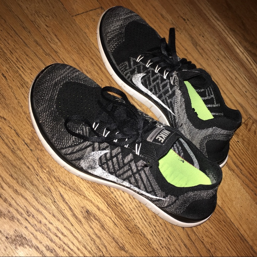 Black nike flyknits
