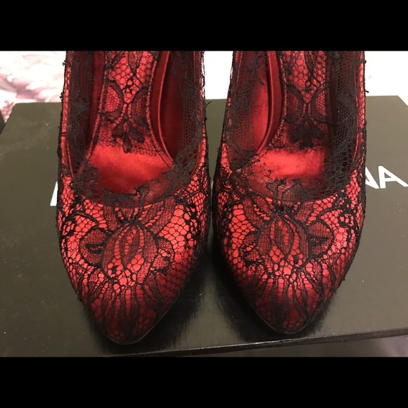 Escarpins Manolo Blahnik BB Lame 90 - Taille 41/42, Argent Avec Dentelle Noire, Neufs Sans Boîte