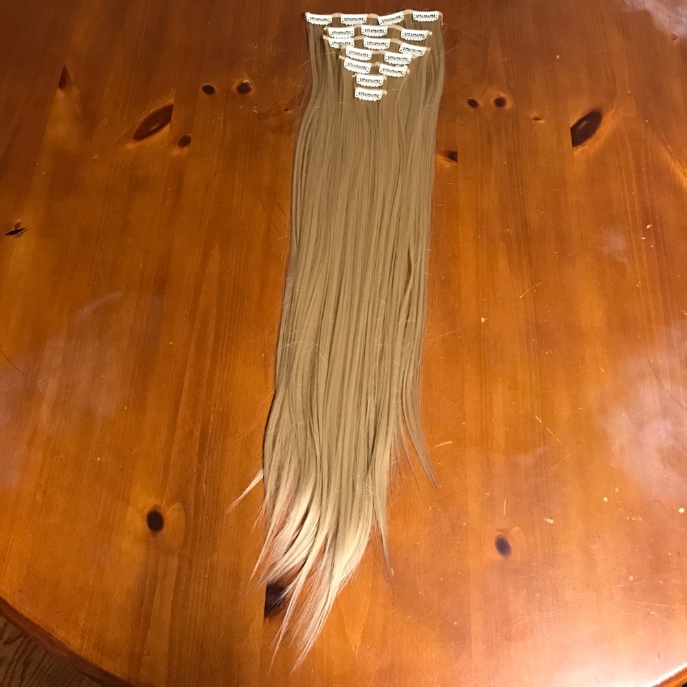 24" blonde synthetic hair extensions