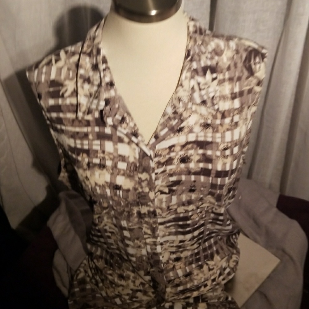 Button down back slit top - Picture 3 of 7