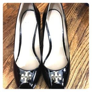 Tory burch wedge ( black)