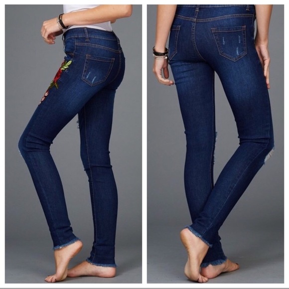 Last 3! 🌟2x HP🌟Floral Embroidered Jeans - Picture 2 of 3