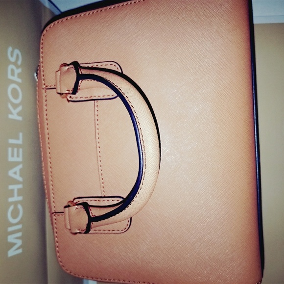 💥 2X HP💥 Michael Kors saffiano  acorn satchel - Picture 6 of 6