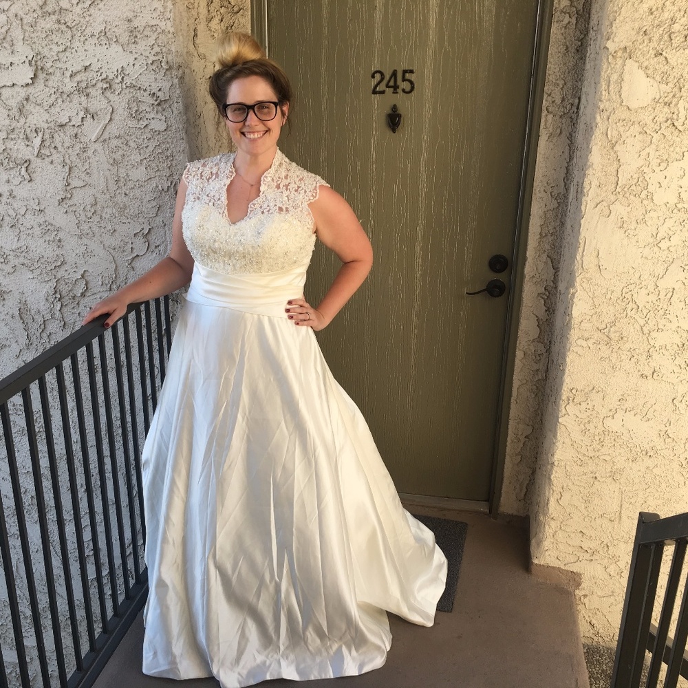 Elegant Wedding Gown/Dress with Intricate Beading