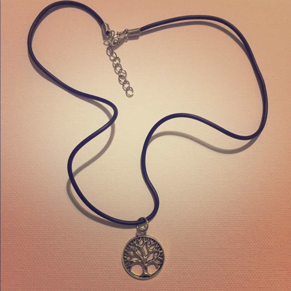 Tree pendant choker
