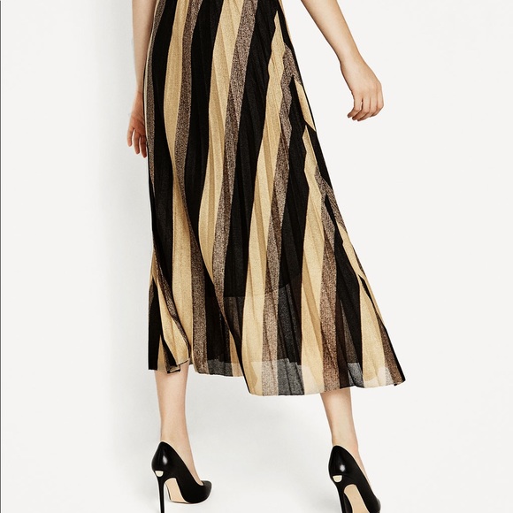 Zara black leather high heels w/ metallic detail - Picture 4 of 4