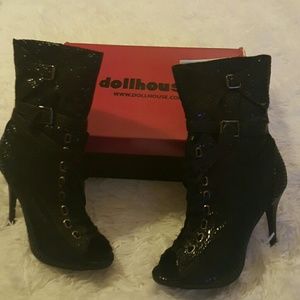Lace up boot with peep toe opening