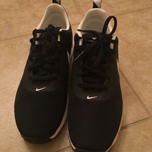 NIKE AIR MAX TAVAS- Like New