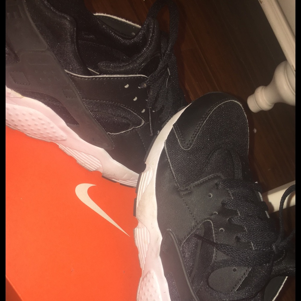 Black nike huaraches