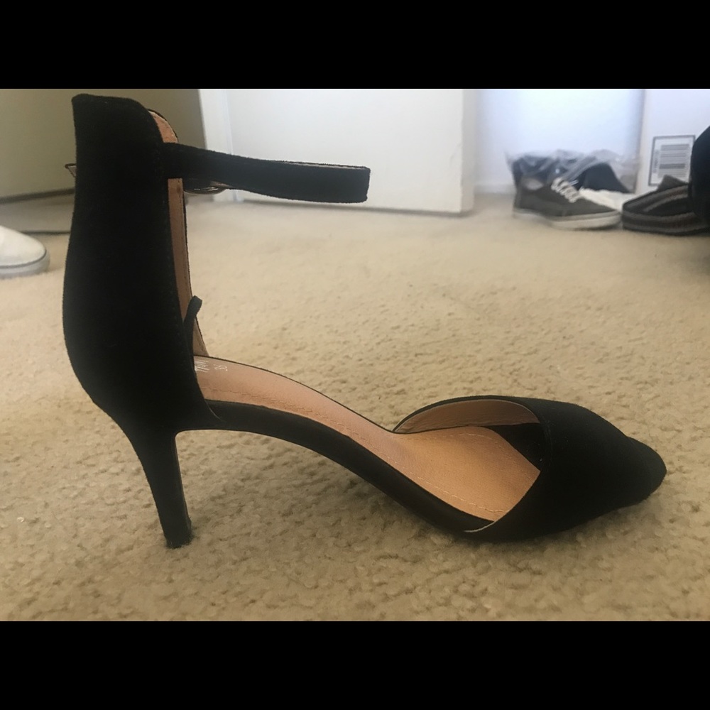 Black low-heel sandal