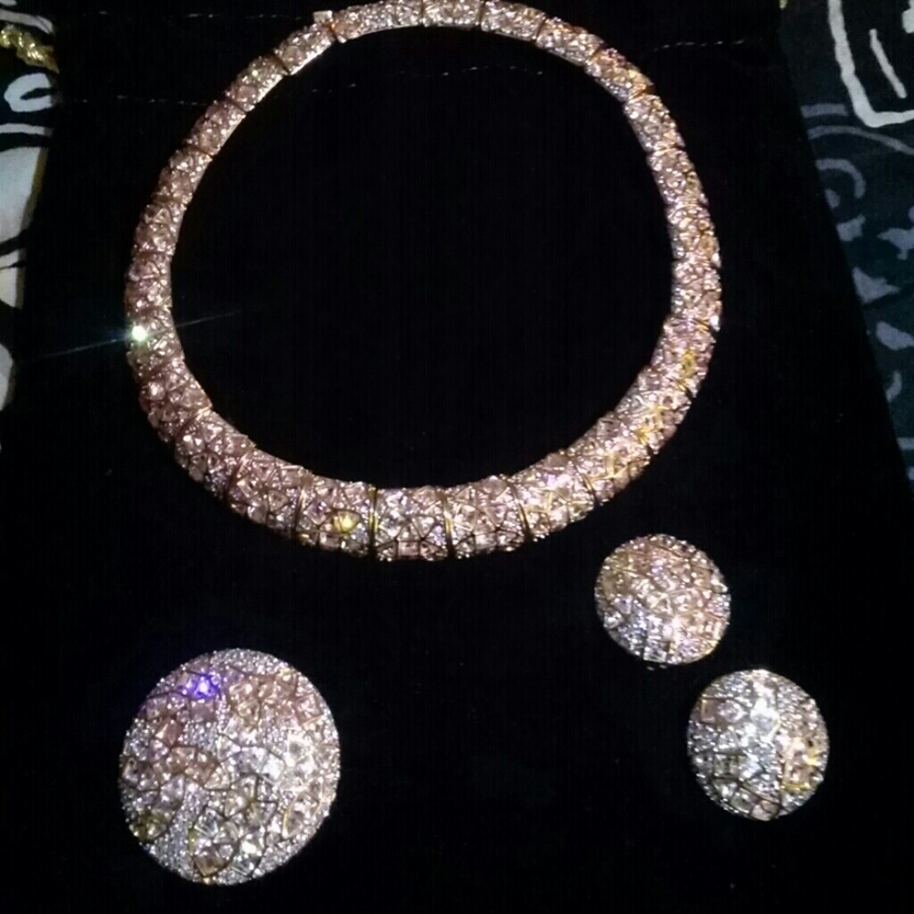 SWAROVSKI JEWERLY SET. STUNNING REALLY!