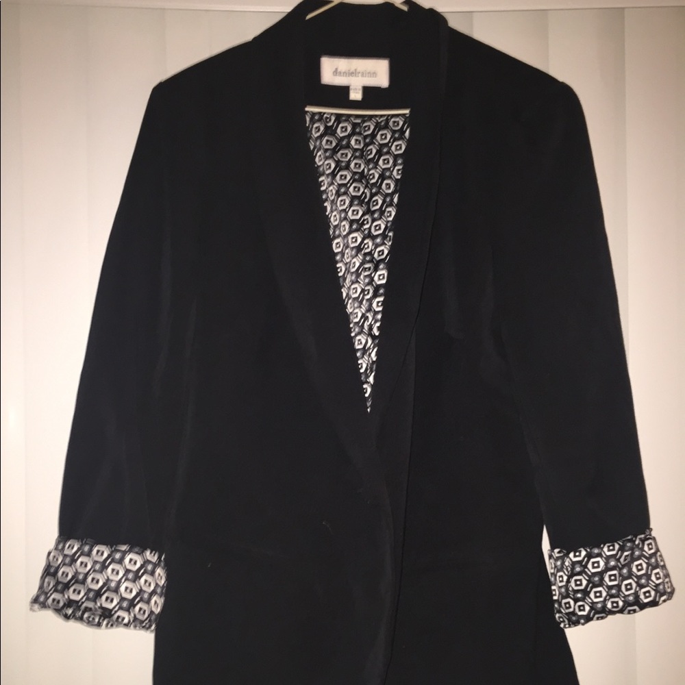 Black blazer Size L   Daniel Rainn