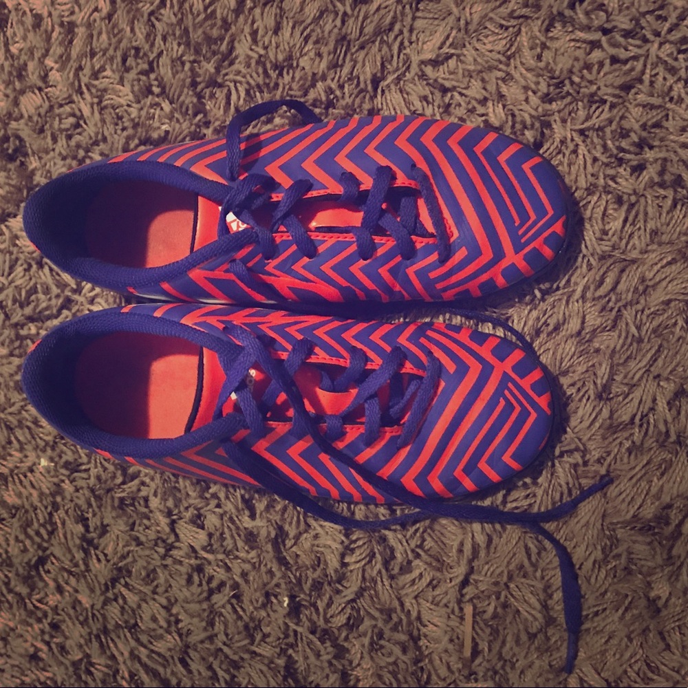 Excellent condition Boy soccer cleats sz 3.5