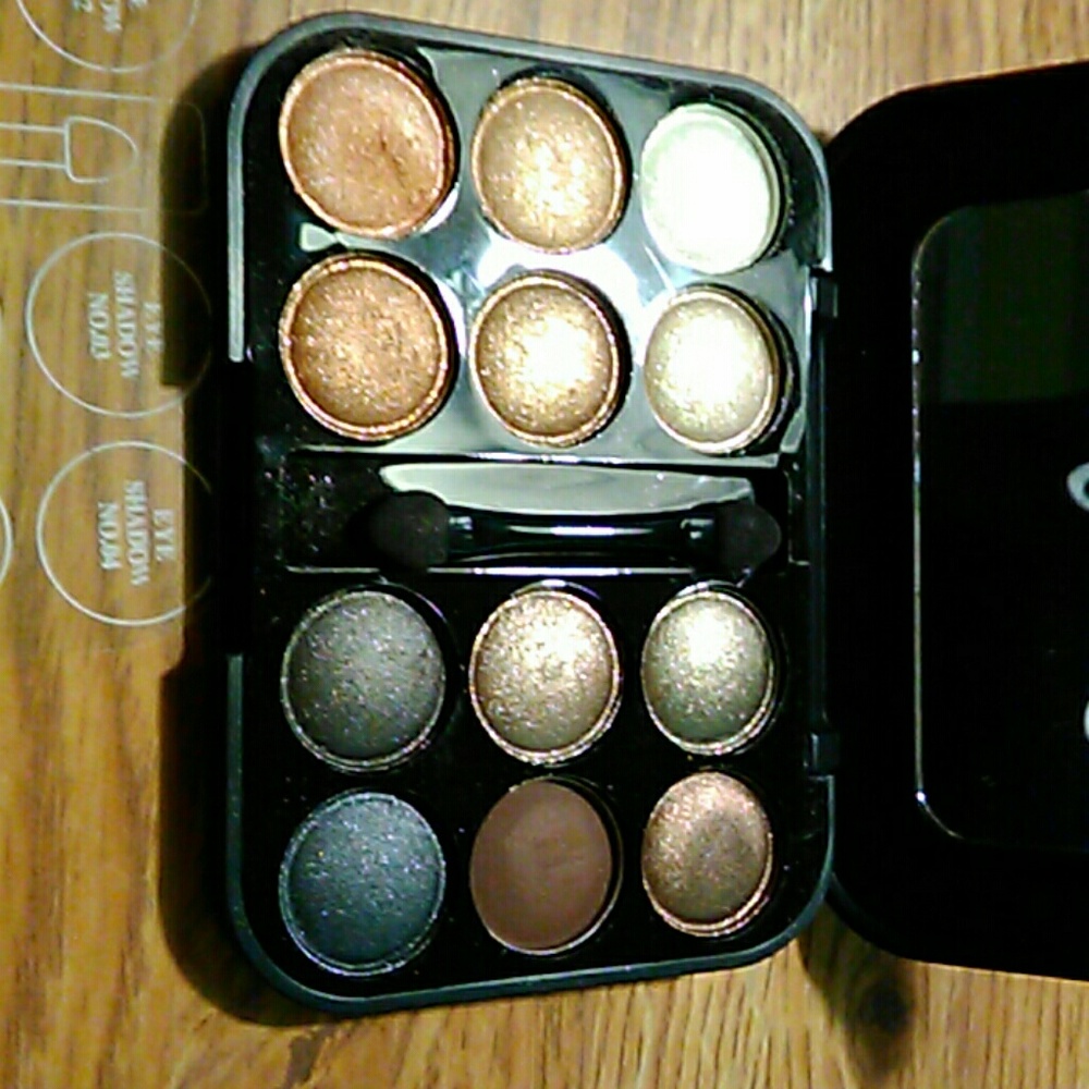 Novo Eyeshadow Palette