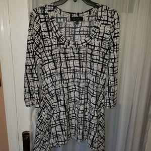 Karen Kane Black and white tunic