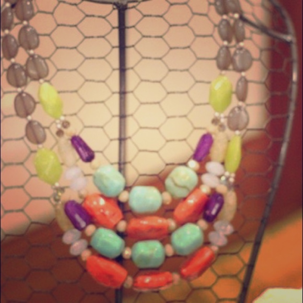 Chunky choker with removable pieces.