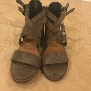 Grey straps 1in heels.