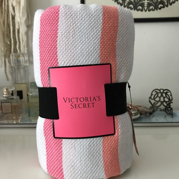 🚫SOLD🚫 Victoria's Secret Special Edition Blanket - Picture 2 of 4