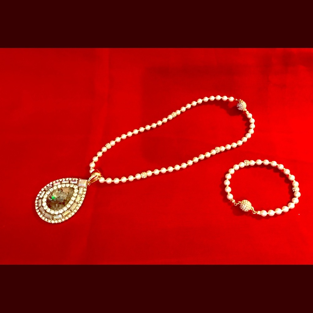 Pearl, mother of pearl necklace and bracelet set