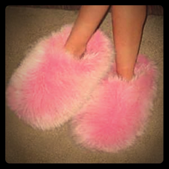 Fuzzy pink slippers - Picture 3 of 4