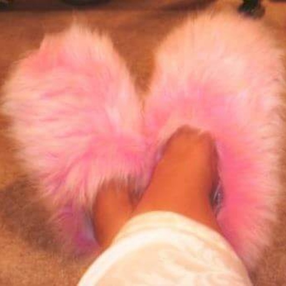 Fuzzy pink slippers - Picture 2 of 4