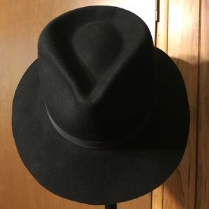 Men's black fedora