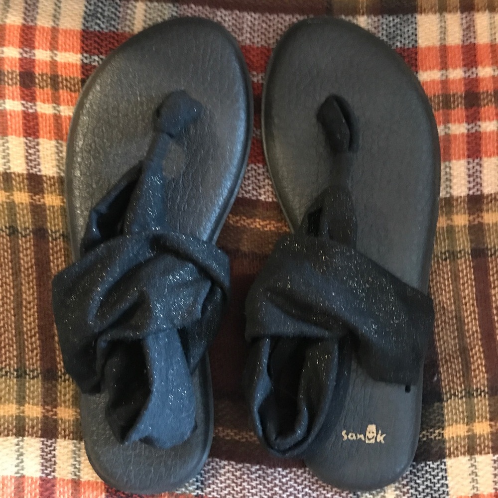 Sanuk yoga sandals size 9