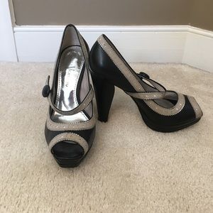 Vince Camuto black/gray peep toe pumps