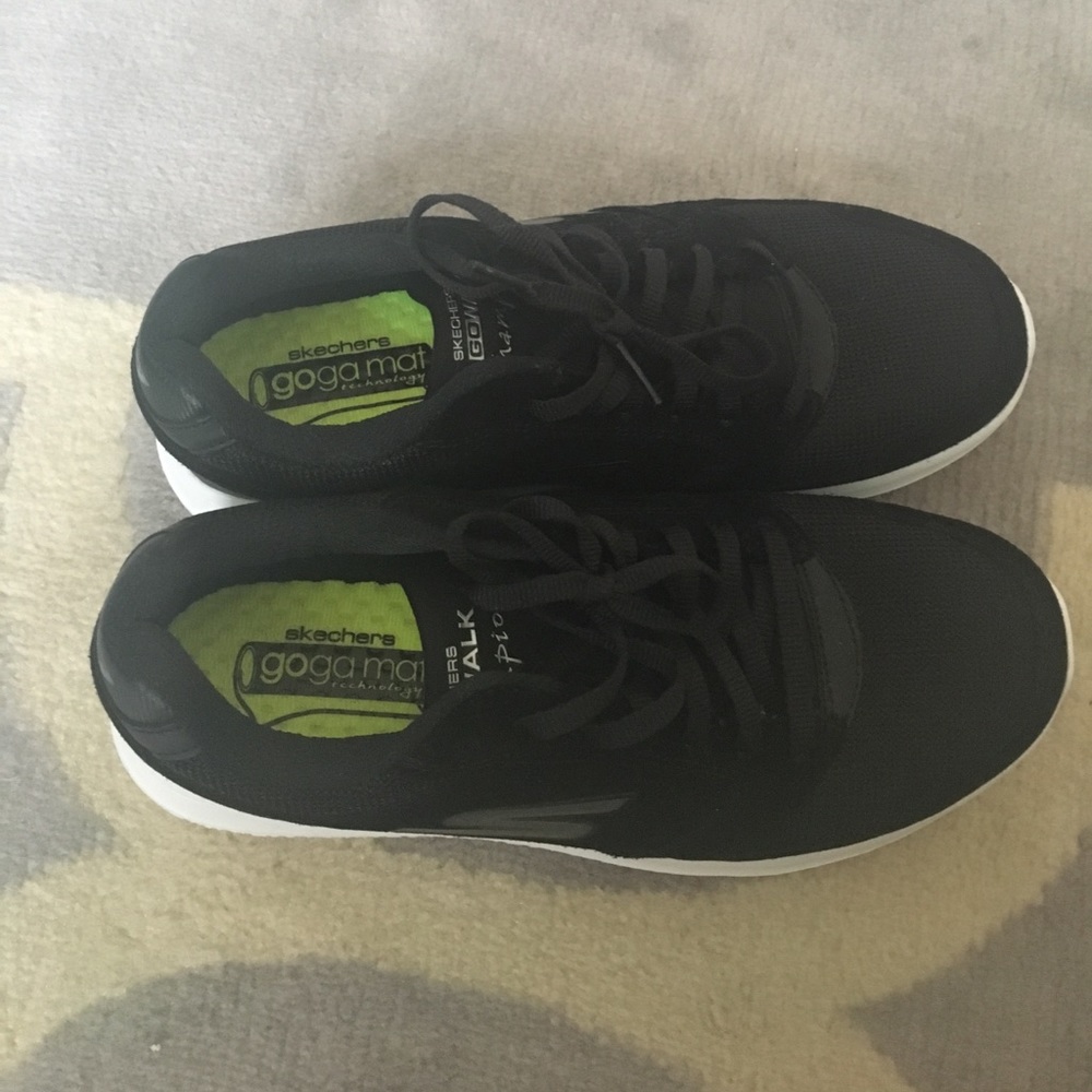 Sketchers GoWalk size 8 Men