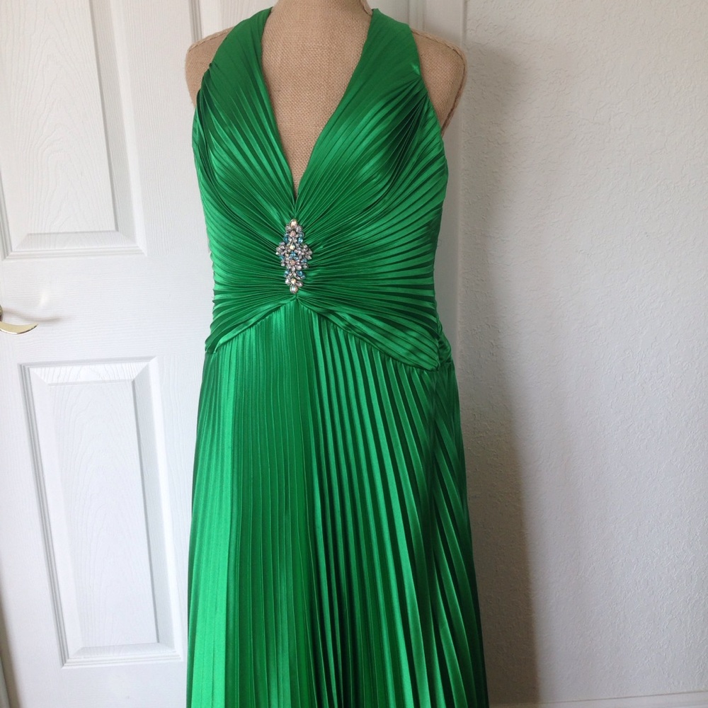 Full length Kelly Green Size 12 Evening Gown - WOW