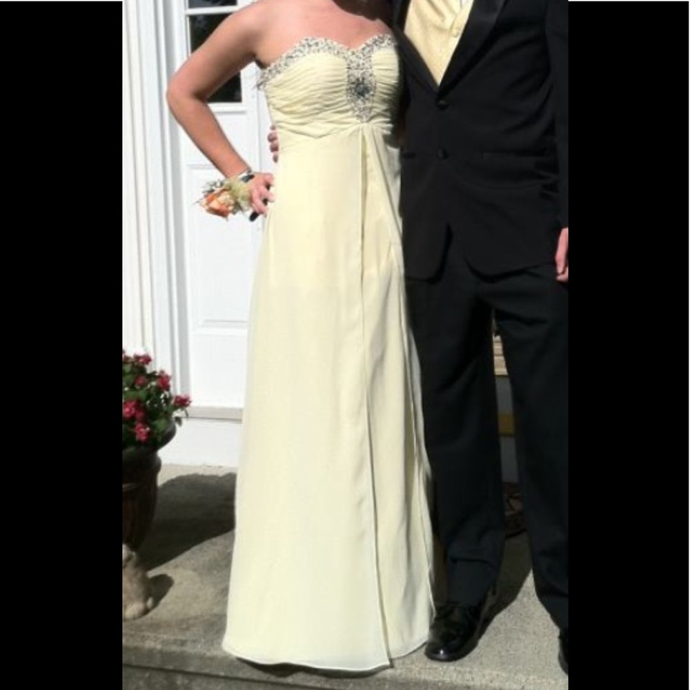 Yellow prom dress🌻