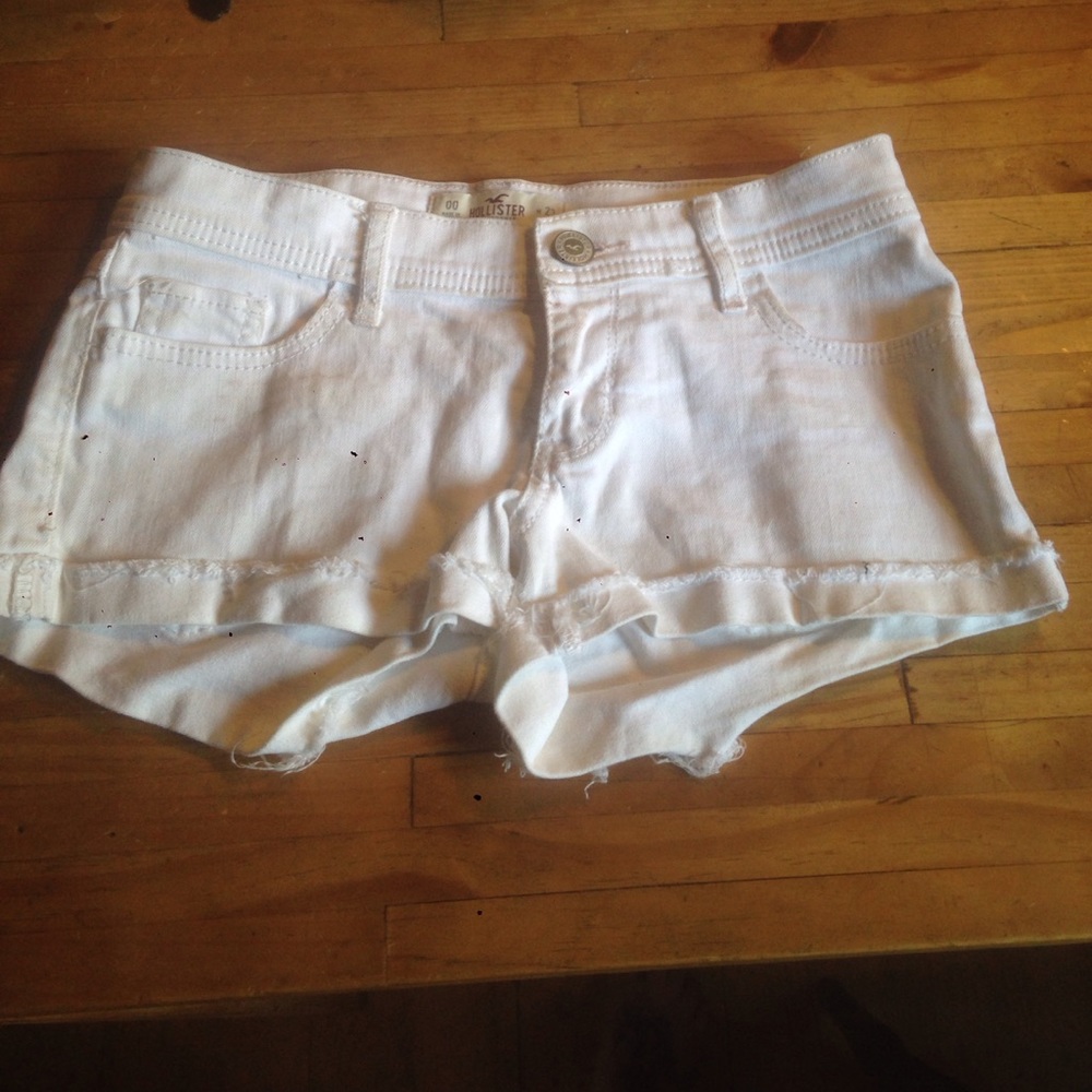 White Hollister shorts