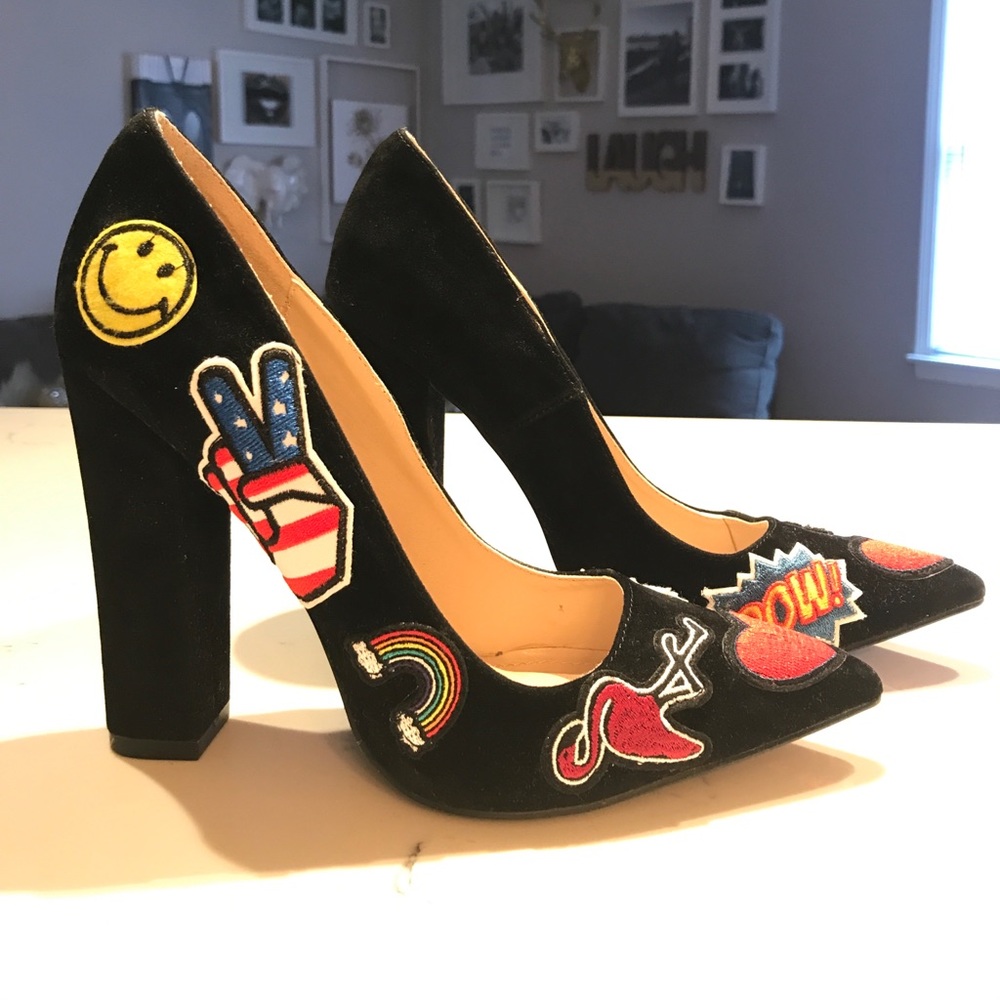Black  pumps with patch design