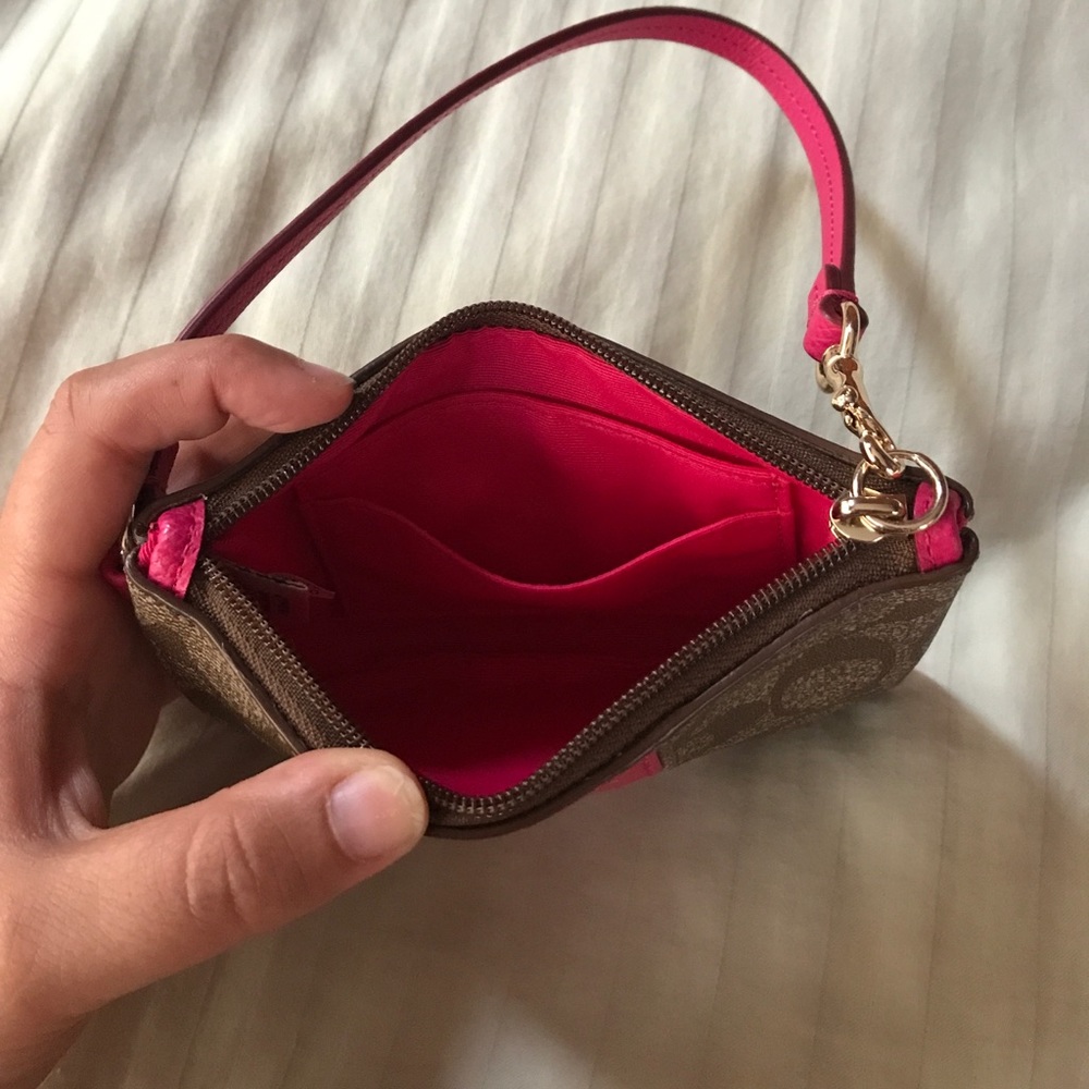BRAND NEW Coach Wristlet - hot pink - Picture 3 of 3