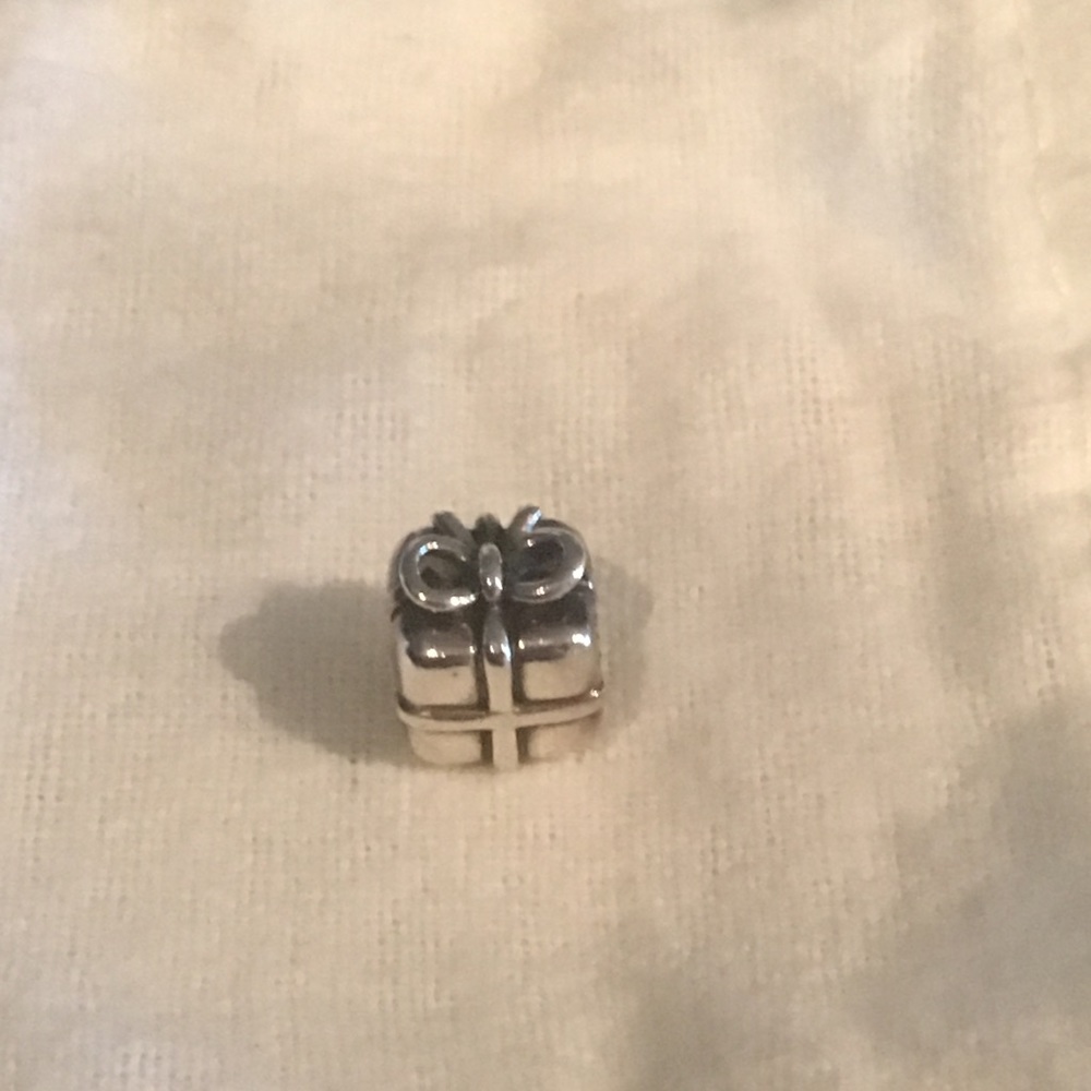 Authentic Pandora present charm *discontinued*