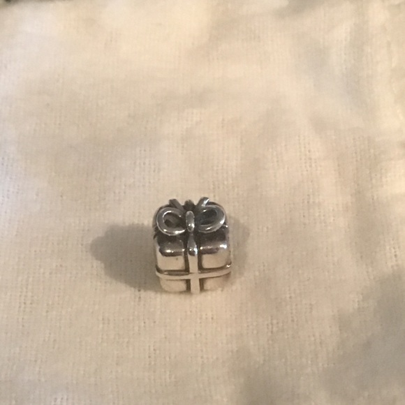 Authentic Pandora present charm *discontinued* - Picture 2 of 3
