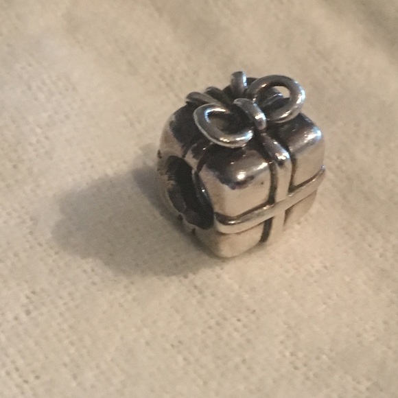 Authentic Pandora present charm *discontinued* - Picture 3 of 3