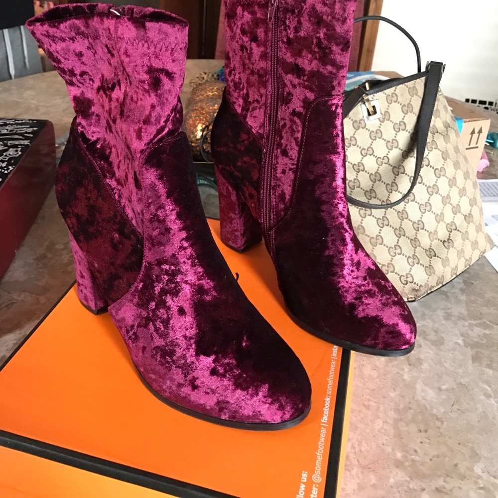SEXY wine colored block heel booties❤️