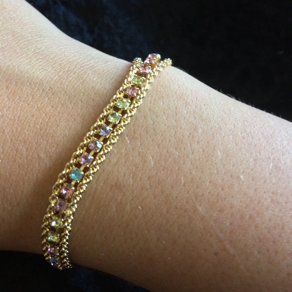 Very pretty faux gold and rhinestone bracelet.