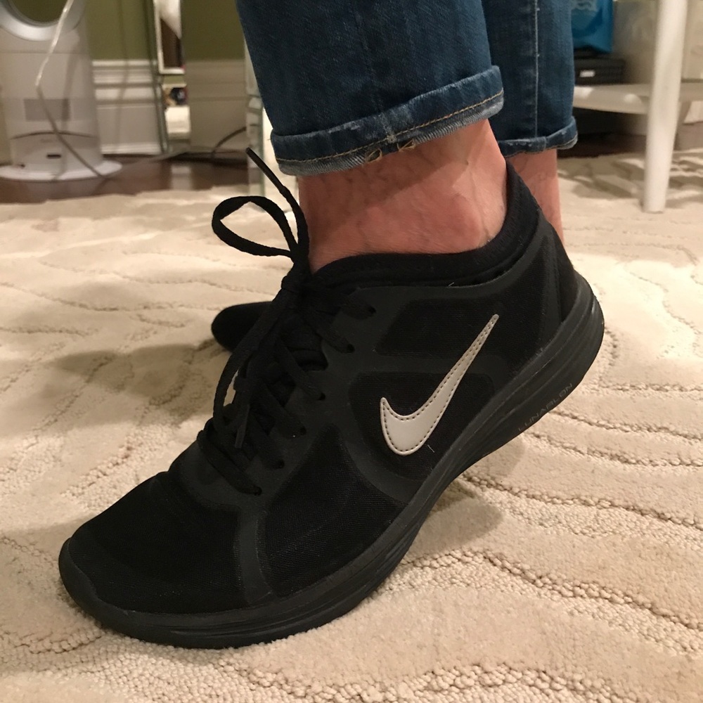 Size 9.5 black Nike sneakers