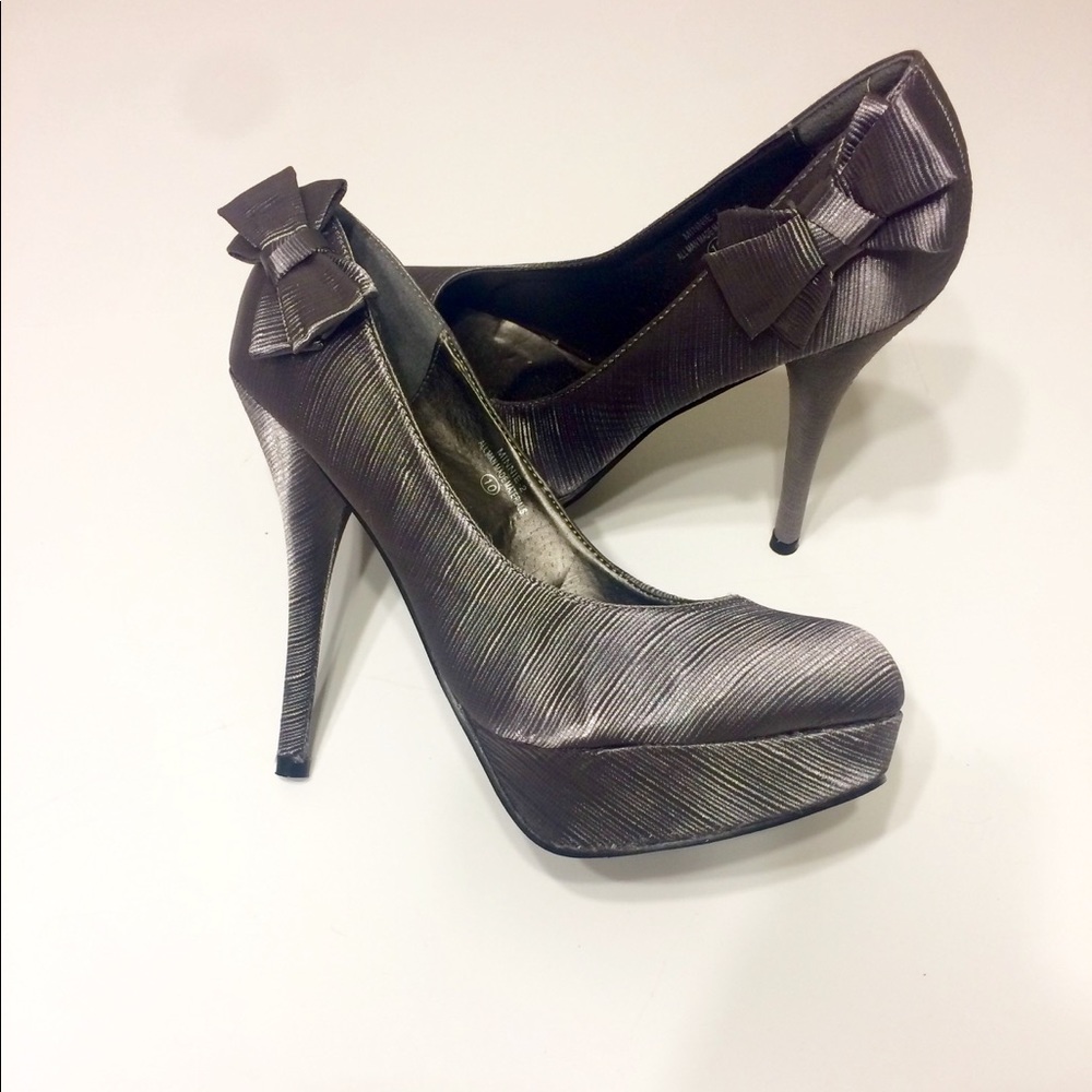 🔥🔥🔥Gray/pewter heels