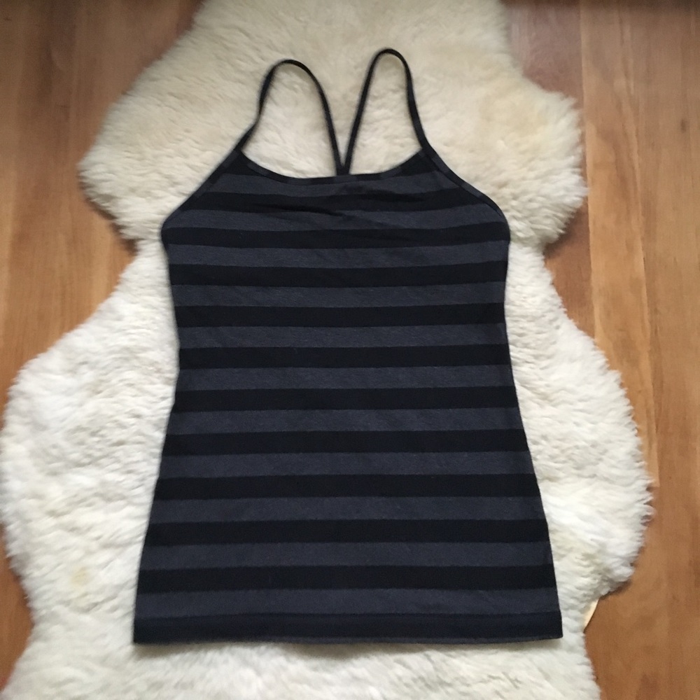 Lululemon tank top with shelf bra.