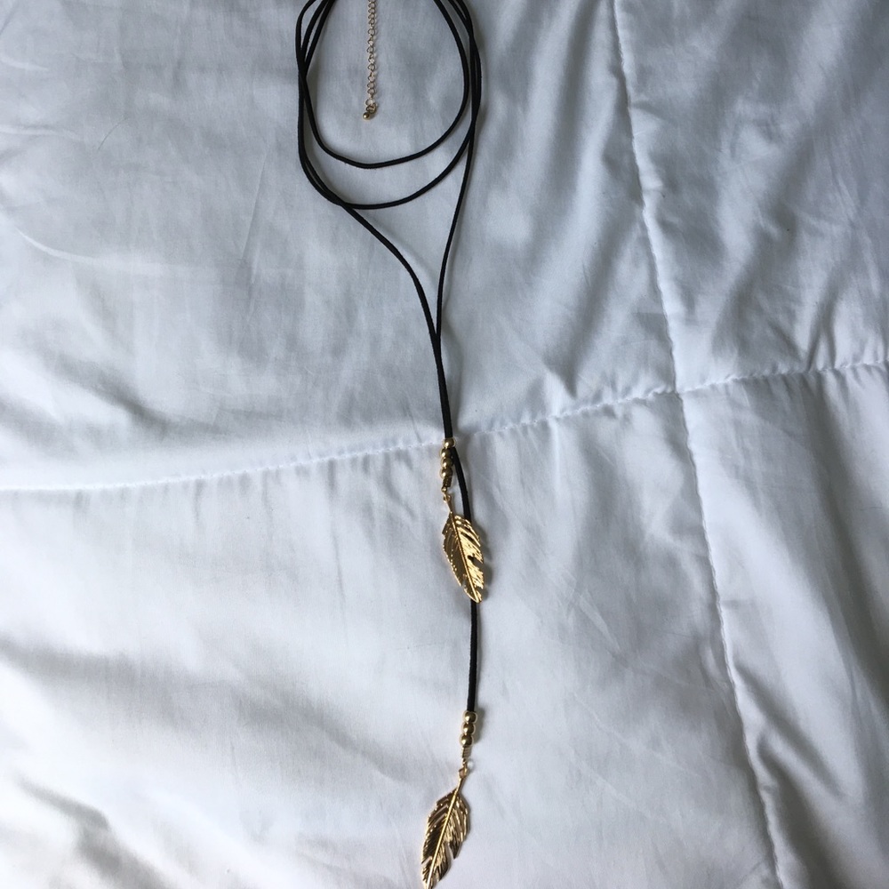 Stylish feather choker