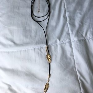 Stylish feather choker